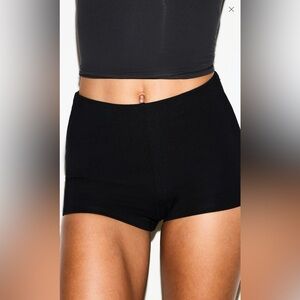 NWT SKIMS THE ESSENTIAL PANTS HIGH WAIST HOT SHORT
